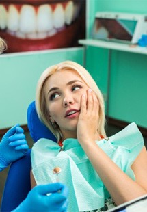 woman visiting emergency dentist 